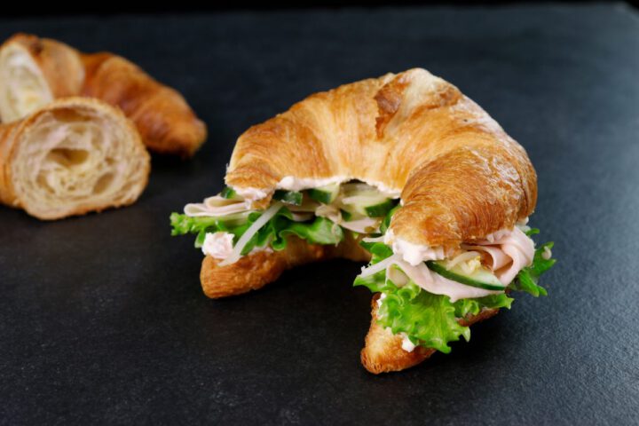 Frühlingshörnchen mit Aprikose-Rosmarin Frischkäse