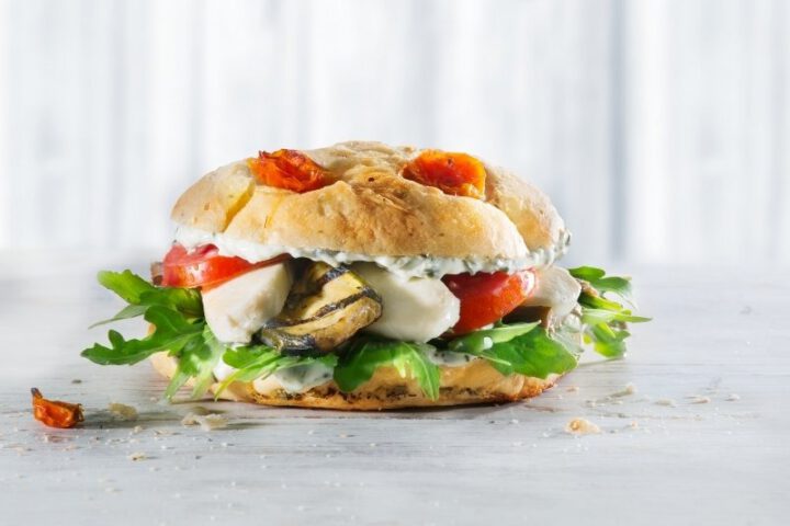 Mediterrane Focaccia mit Basilikumcreme & Grillgemüse