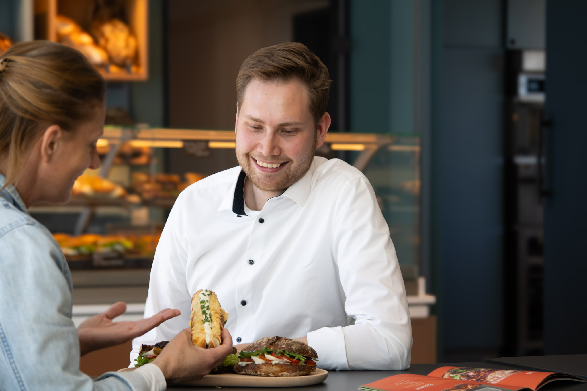 Grüne Snack-Kugeln in weißen Schalen